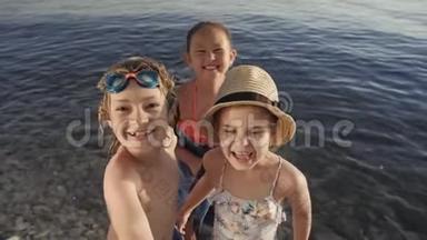 沙滩智能手机上可爱的儿童视频聊天